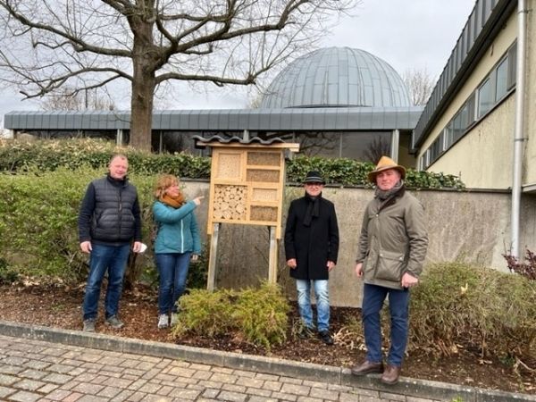 Jugendkirche und NABU bergeben Insektenhotel