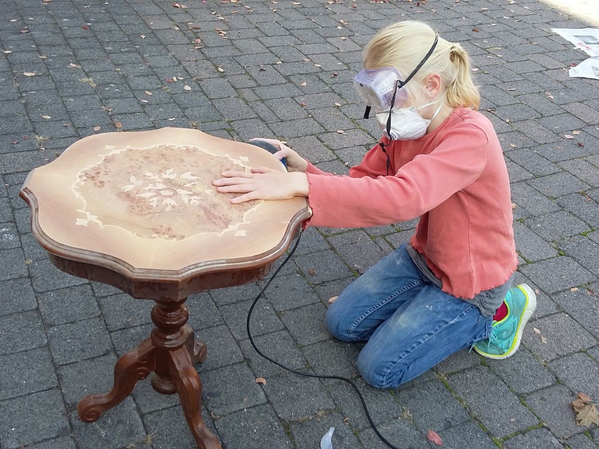 Workshop-Teilnehmerin beim "aufhbschen" eines alten Stuhls. (Foto: Franziska Tamm)