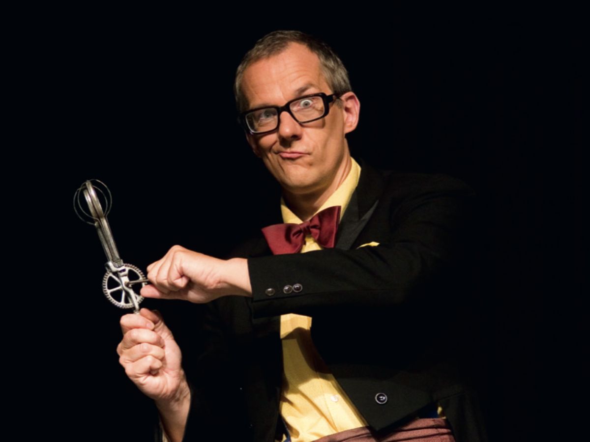 Als Comedian und Meister der nichtfunktionierenden Zaubertricks sorgt Kai Ahnung fr ein gut gelauntes Premierenpublikum und die humorige Moderation. (Foto: Uli Schmidt)