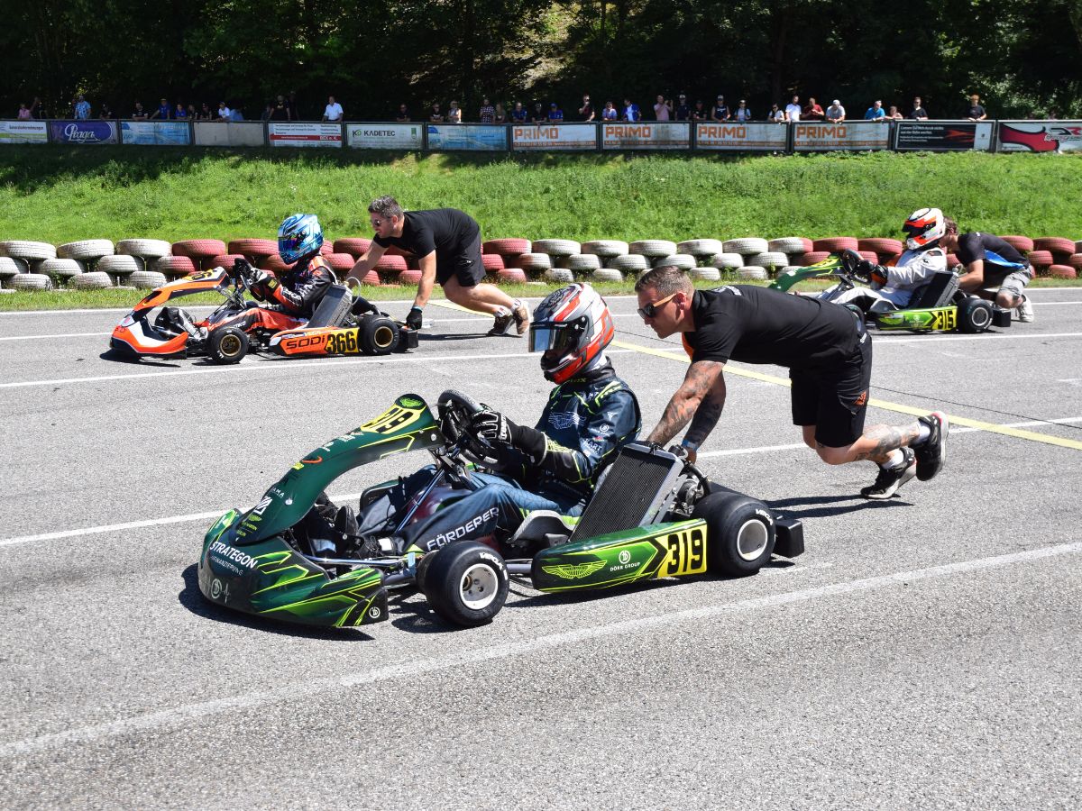 Beim Start mit Mechaniker Patric Hautz. (Foto: Storm Photography)