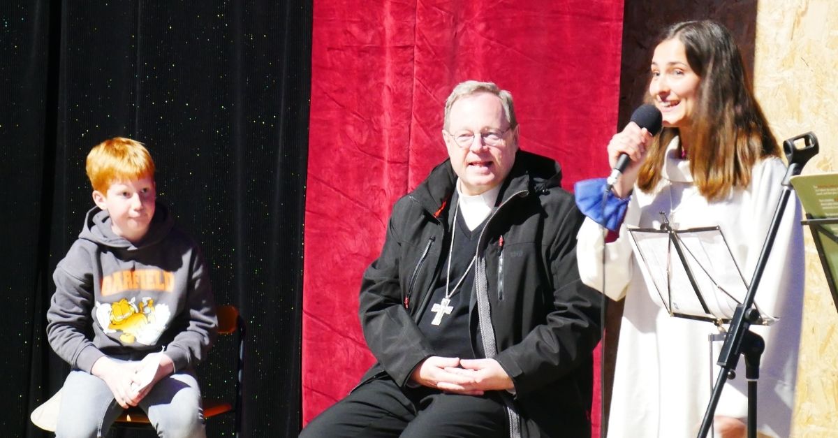 Der neunjhrige Linus Reckelkamm fragte Bischof Btzing nach seinen Talenten. (Foto: Inge Rocco)