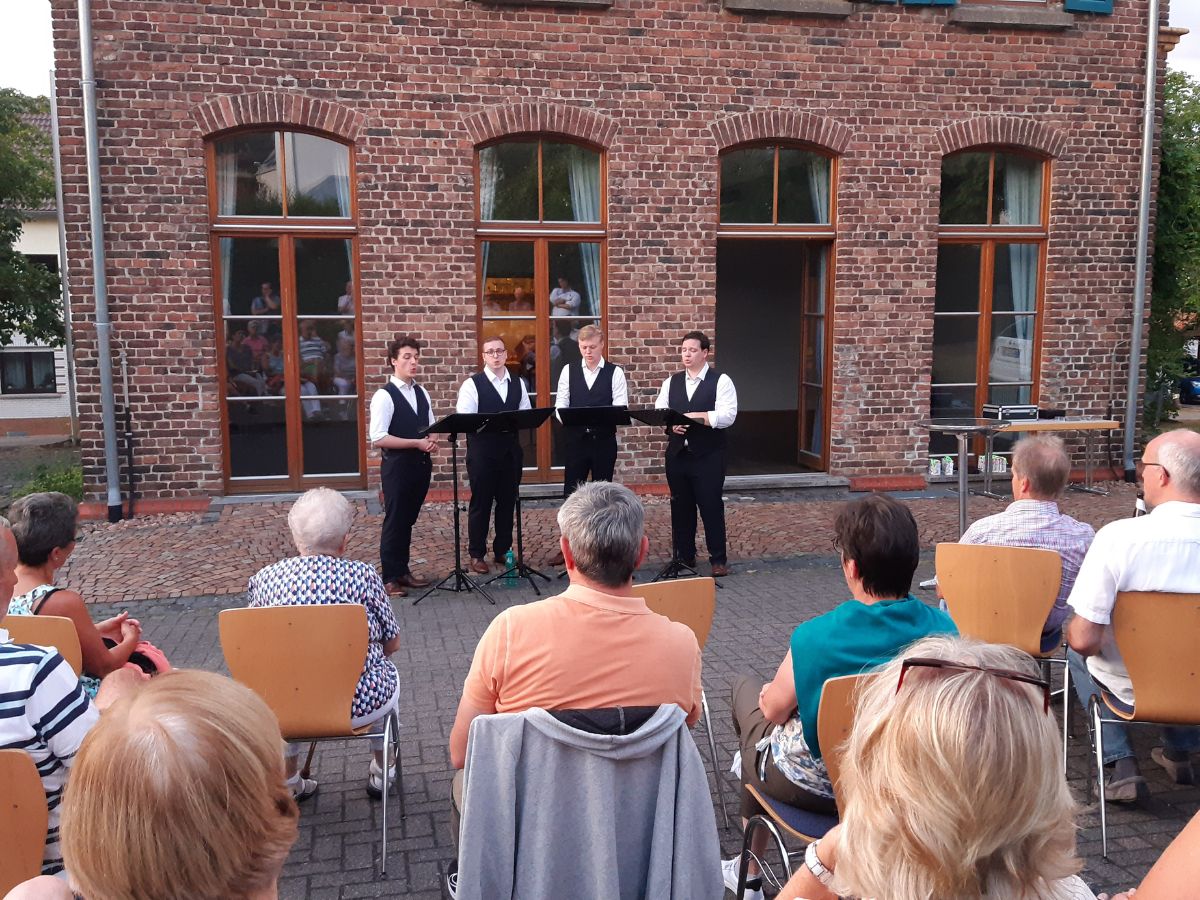 Das A-cappella Ensemble "Mehr als 4" beim Open-Air-Konzert am Gemeindehaus "Alte Schule" in Horbach. (Foto: privat)
