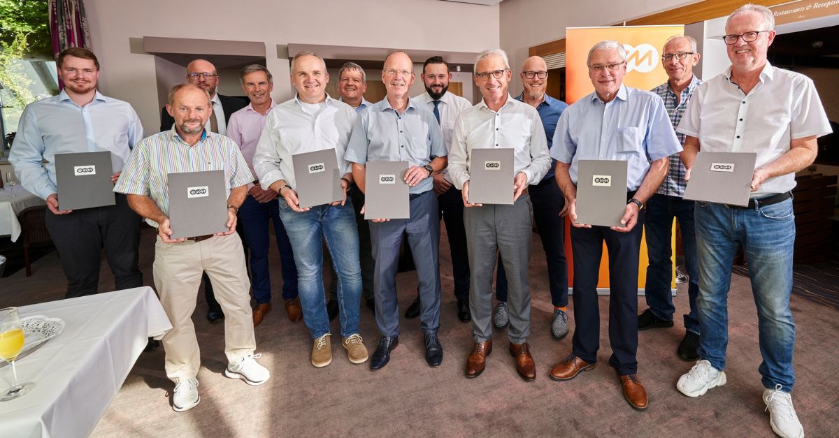 Gemeinsam in die Zukunft: Brgermeister Michael Thiesen zusammen mit evm-Vorstandsvorsitzendem Josef Rnz und Vertretern der Stadt Hhr-Grenzhausen und der evm-Gruppe. (Foto: evm/Sascha Ditscher)