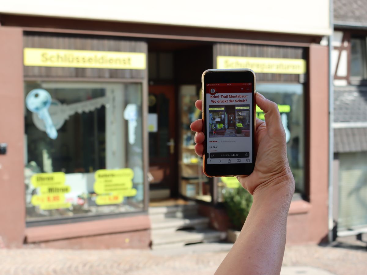 Der Schusterladen in der Sauertalstrae ist der Ausgangspunkt fr die neue Krimi-Stadtfhrung in Montabaur. Per SMS stehen die Ermittlungsteams mit der "Einsatzzentrale" in Kontakt. (Foto: Christina Wei)