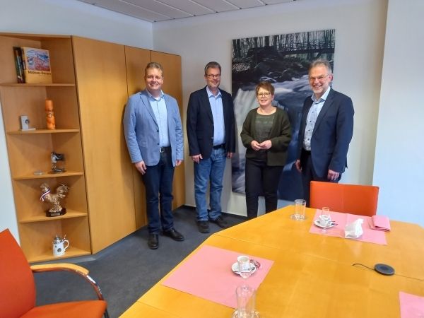 Im Gesprch: Brgermeister Andreas Heidrich (Bad Marienberg, rechts), Gerrit Mller (Rennerod, links), Markus Hof (Westerburg) und Bundestagsabgeordnete Dr. Tanja Machalet (2. v. r.). (Foto: Michael Birk)