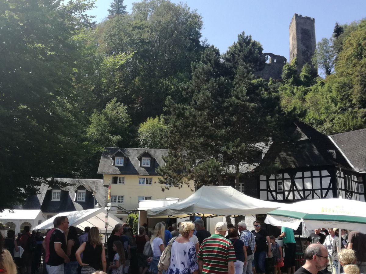 21. Handwerkermarkt in Grenzau: Verkauf, traditionelles Handwerk und Burgbesichtigung