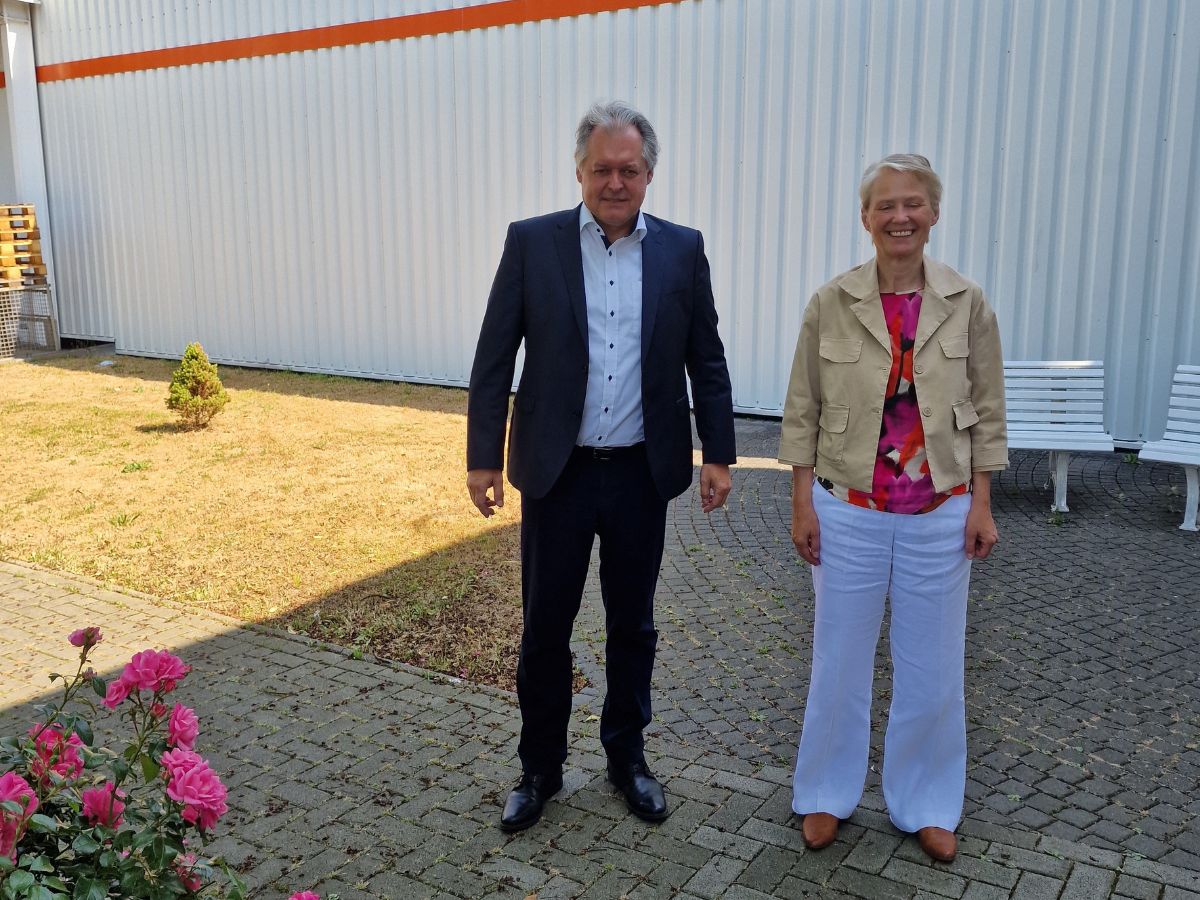 Cohline-Geschäftsführer Dr. Joachim Korbach empfing Stadtbürgermeisterin Gabi Wieland zu einem Besuch auf dem Werksgelände am "Alten Galgen" in Montabaur. (Foto: Cohline)