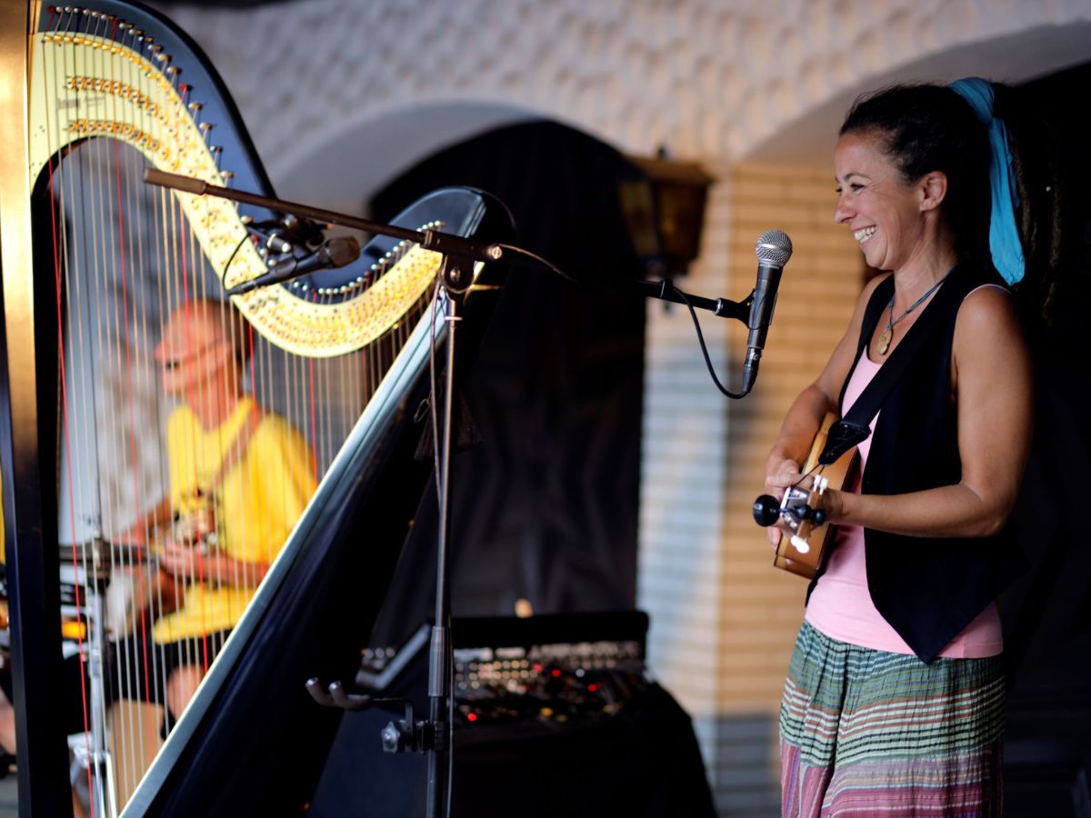 Die Band mit der Harfe: "Gute Laune Tour" hält auf dem KulturGut Hirtscheid
