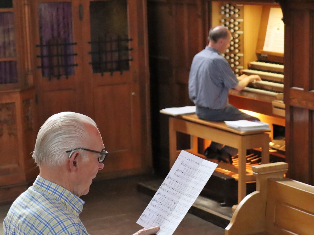 Bei zwei Liedern wurde der Gackenbacher Snger Alois Schmidt von Ralf Cieslik an der Orgel begleitet. (Foto: Uli Schmidt)