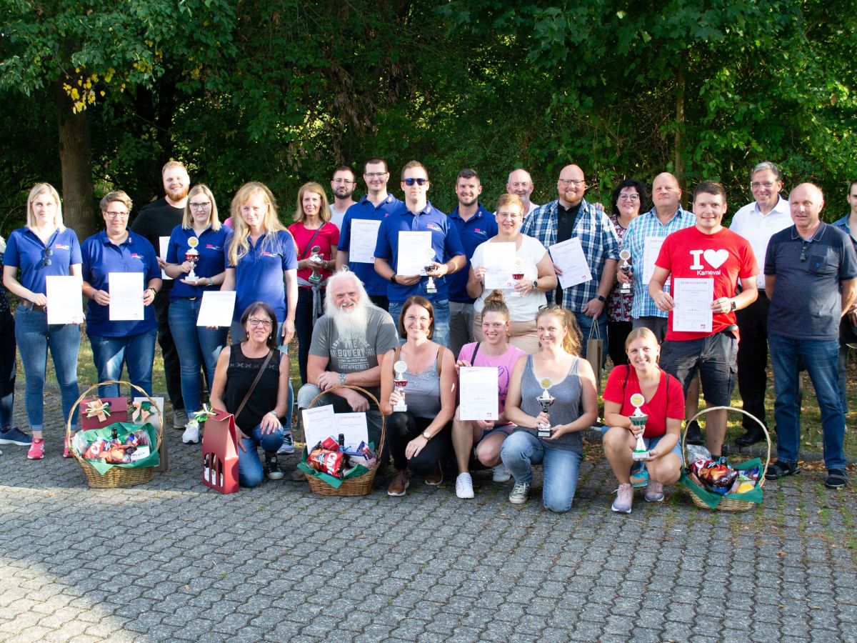 Die Sieger des 43. Verbandsgemeinde-Pokalschieens mit dem Ersten Beigeordneten der Verbandsgemeinde Montabaur Andree Stein. (Foto: SG St. Seb. Montabaur)