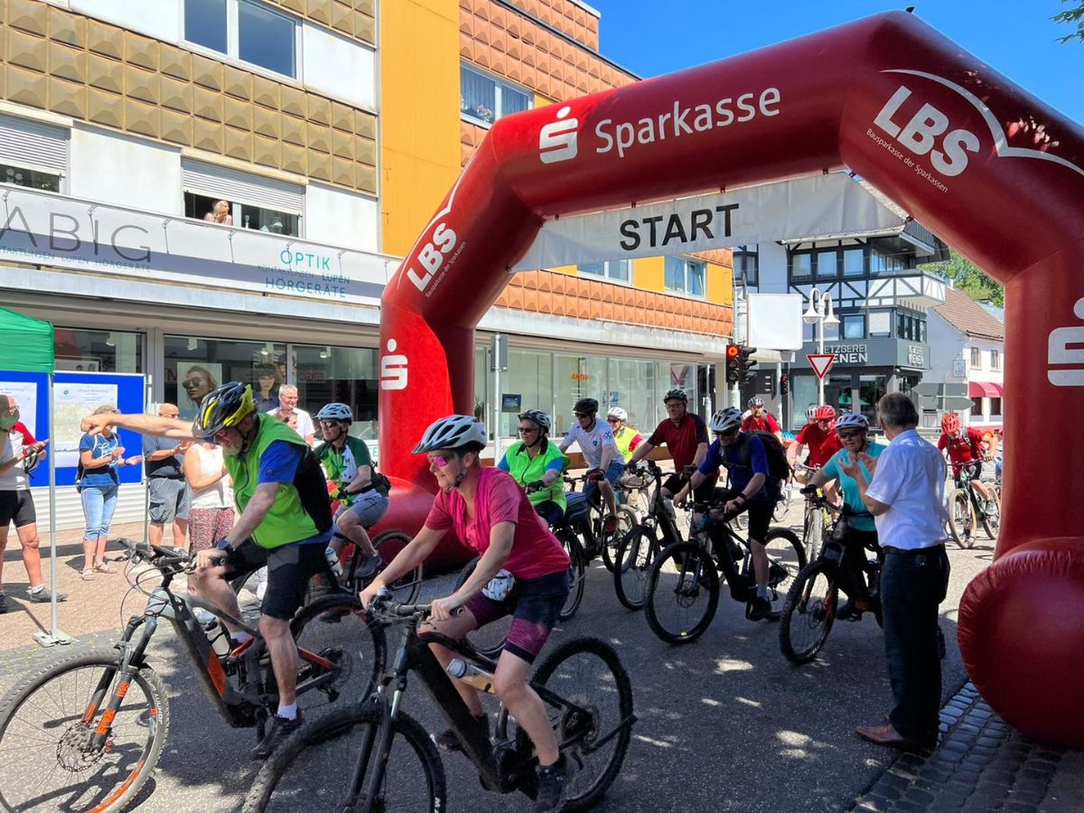 Die Radelnden wurden beim Startschuss krftig angefeuert. (Foto: Marco Stalp)