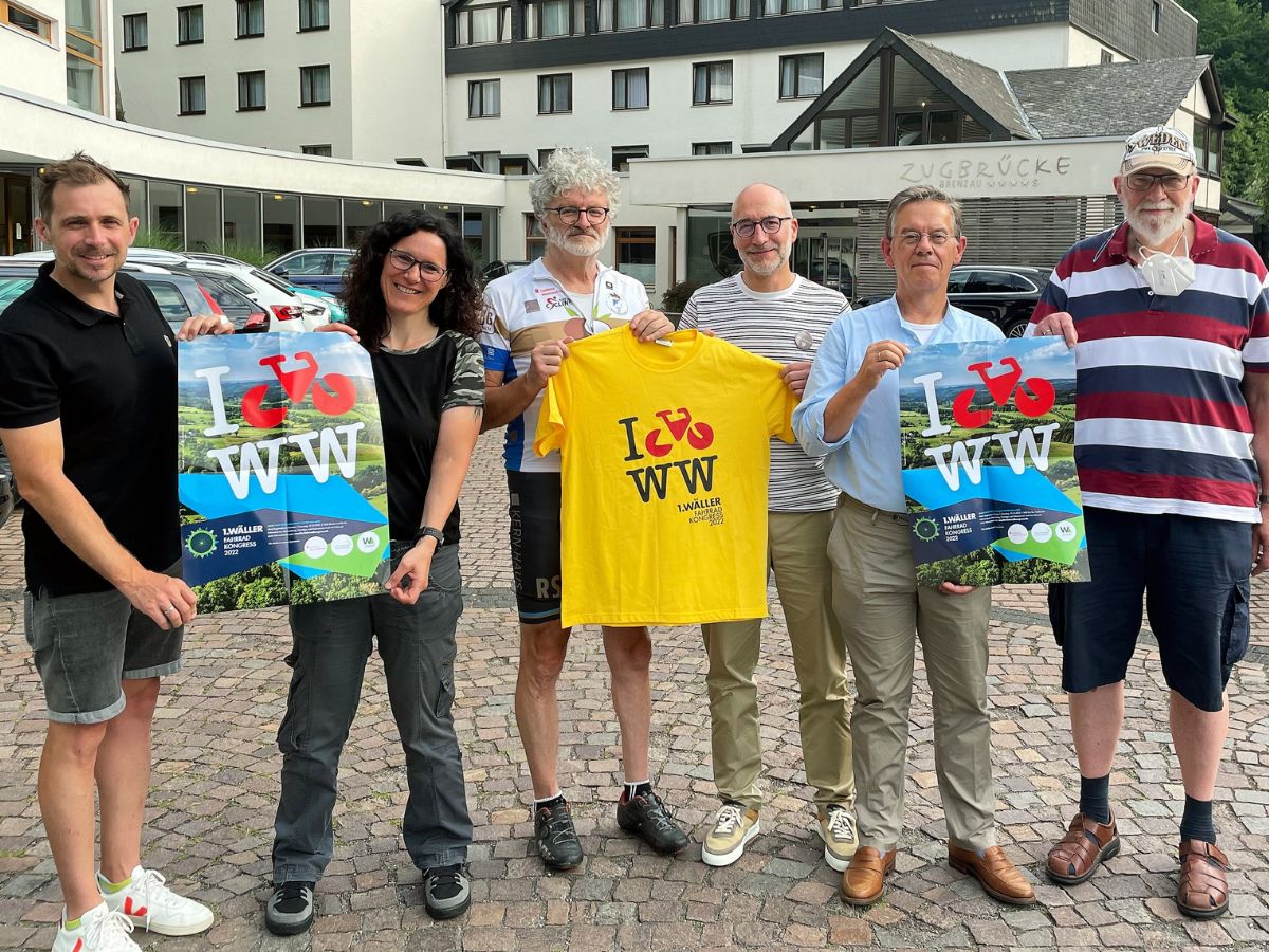 Fr die WFK-Projektgruppe berreicht Uli Schmidt das erste WFK-T-Shirt an Olaf Gstettner als Chef der "Zugbrcke". (Foto: Uli Schmidt)