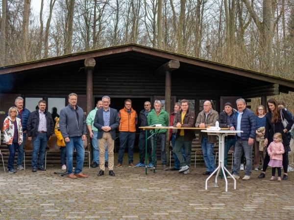 Grillhtte und Bewohner in Marienrachdorf. (Foto: Thomas Mockenhaupt)