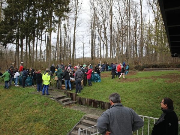 Wirgeser beim Mll einsammeln. (Foto: Norbert Schwickert)