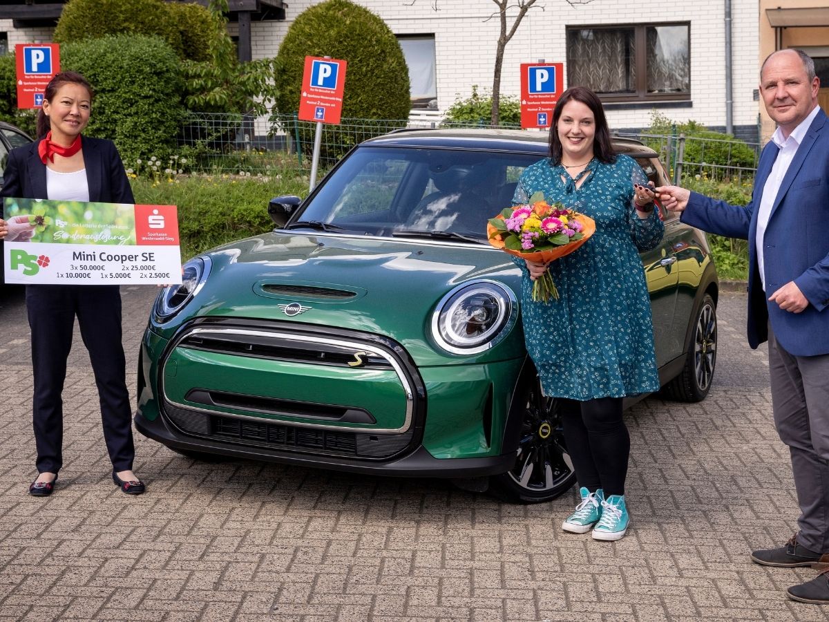 Jasmin Stiltz und Karsten Schell bei der Gewinnbergabe. (Foto: Eva Becher)