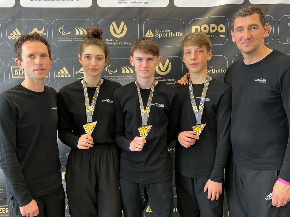 Das erfolgreiche Team: (v. r.) Coach Axel Mller, Victor Husrev, Simon Laubhold, Angelina Hsch und Co-Trainer Manuel Htel. (Foto: Taekwondo Axel Mller e. V.)