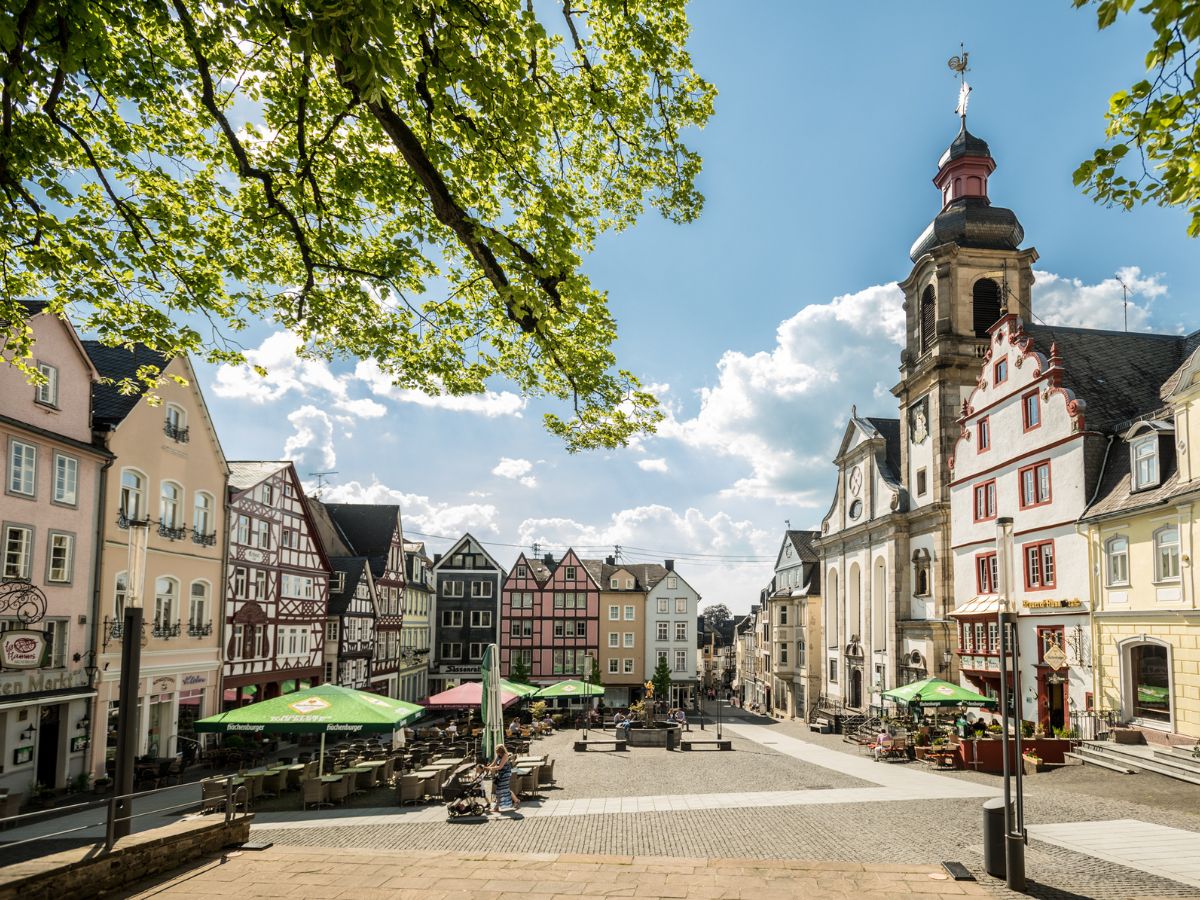 Hachenburg, Alter Markt, ber den zwei der drei Kleinen Wller "Lwenspur" fhren. (Foto: Katrin Cramer)