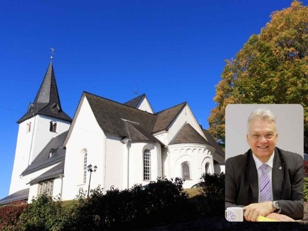 Pfarrer Dr. Karl-Heinz Schell und die St. Bartholomuskirche in Hachenburg-Altstadt. (Foto: Sabine Hammann-Gonschorek / Peter Bongard)