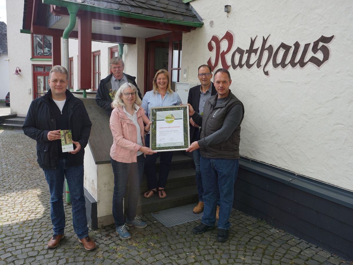 ber die Urkunde zu erfolgreichen Nachzertifizierung freuten sich (v. l. n. r.): Brgermeister Rennerod Gerrit Mller, Barbara Sterr vom WanderTourenTeam Rengsdorf, Martin Rudolph (Tourist Information Wller Land), Bianca Weber (Tourist Information Hoher Westerwald), Ortsbrgermeister Johannes Jung (Seck), Ortsbrgermeister Jens Heun (Irmtraut). (Foto: Maike Graw)