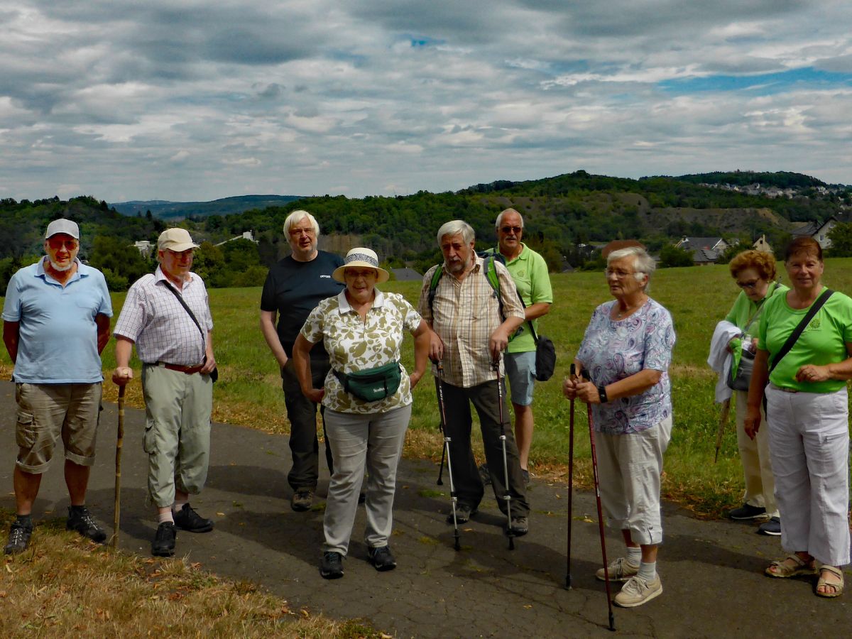 Die Wanderfreunde bei der Rundwanderung. (Foto: Ingrid Wagner﻿)