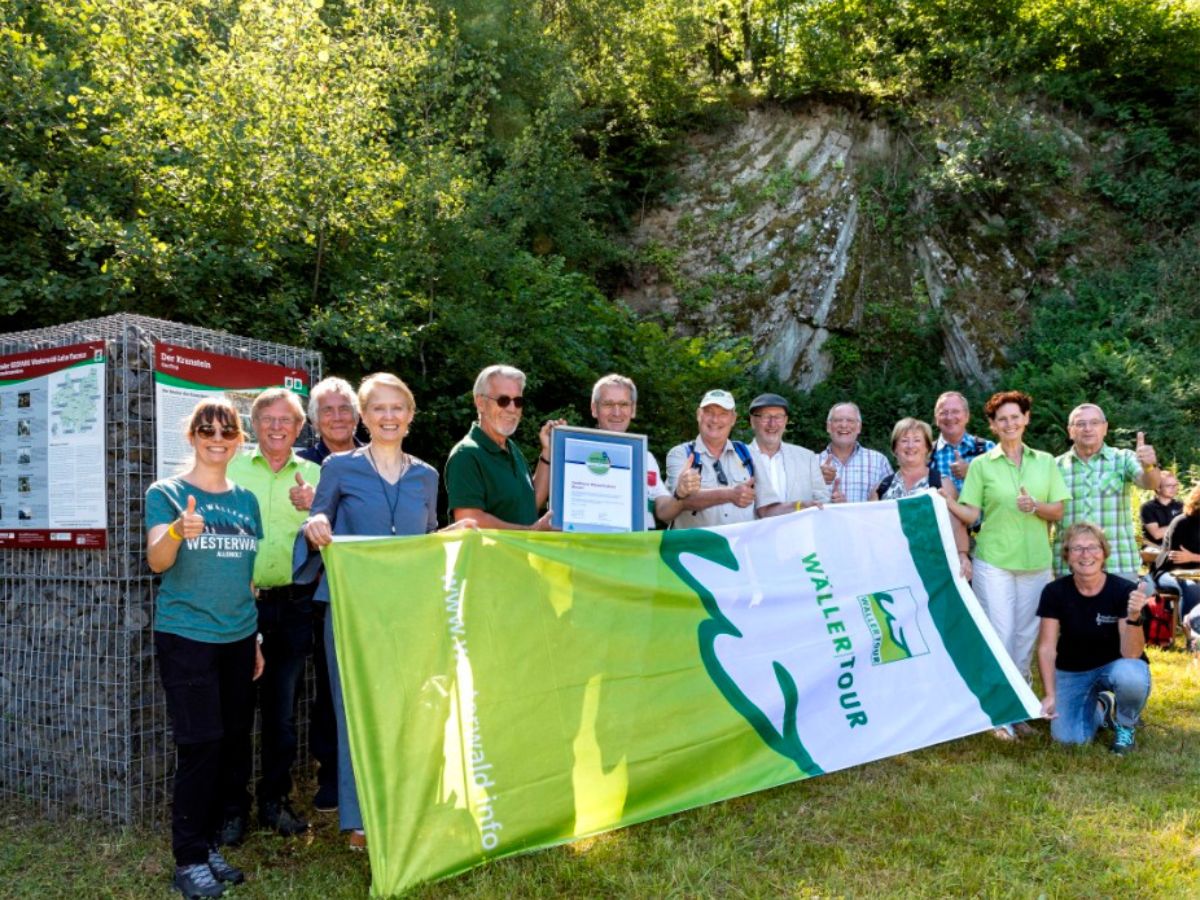 Die Wanderer bei der Watzenhahner Riese Geo-Route Kranstein. (Foto: Rder-Moldenhauer)
