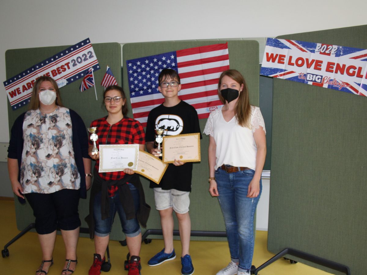 Luca Mafeller und Laura Krtz mit den Lehrerinnen Frau Stahl und Frau Seeliger. (Foto: Natascha Delgado)