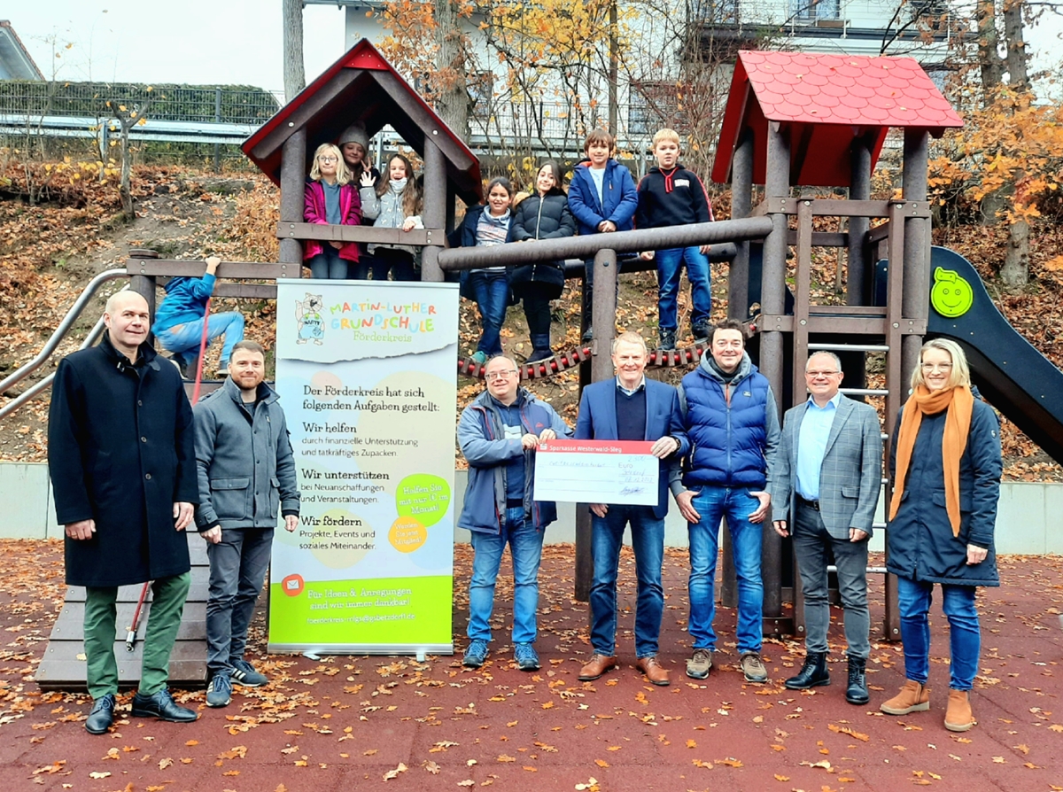 Freuen sich ber das neue Spielgert. V.l.n.r.: Sascha Eckhardt (Sparkasse Westerwald Sieg), Ren Semjank (Frderkreis), Mario Schneider (Frderkreis), Brgermeister Bernd Brato, Marcus Rau (Frderkreis), Schulleiter Jrg Pfeifer und Nicole Heidrich (Frderkreis).
(Foto: VG Betzdorf-Gebhardshain)