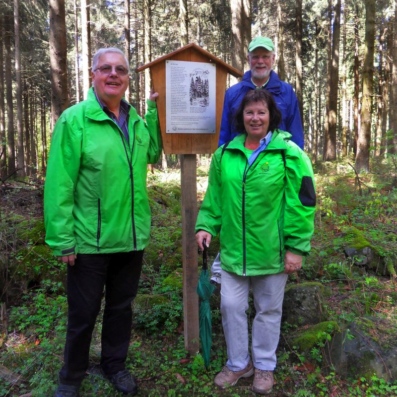 Dr. Hans Jrgen Wagner, Ingrid Wagner und Werner Schuster mit der neuen Tafel. Fotos: privat