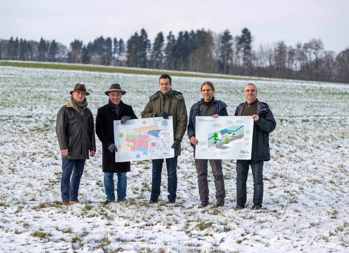 Stadtbrgermeister Rolf Jung, die Ingenieure Stephan Wickert, Sebastian von Bredow, Michael Mnch und der Geologe Marc Sauer stehen mit Infoplnen dort, wo das nachhaltige Neubaugebiet "Am Sonnenbach" entsteht.
(Foto: agentur media schneider)