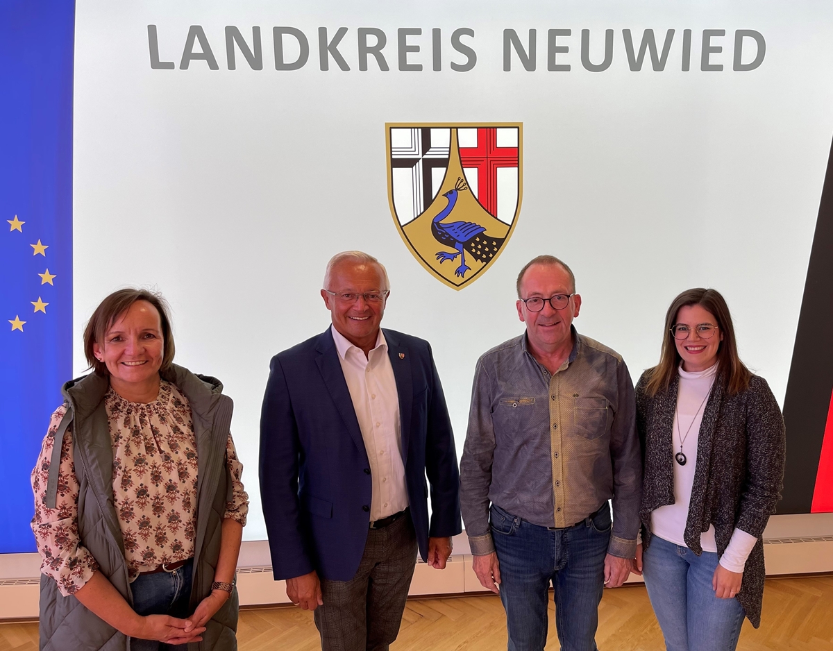 Haben die Sicherheit der Senioren im Blick (von links): Kreis-Ehrenamtskoordinatorin Kerstin Schwanbeck-Stephan, Landrat Achim Hallerbach, erster Kriminalhauptkommissar Wolfgang Kluwig und Kreis-Seniorenbeauftragte Carina Corzilius. 
(Foto: Kreisverwaltung Neuwied)