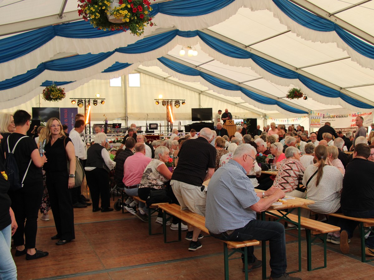 Volles Festzelt auf dem Berg: Der MGV D�nebusch feierte sein 105-j�hriges Vereinsjubil�um auf dem Festplatz zwischen Bitzen und D�nebusch. (Foto: Jana Richartz)