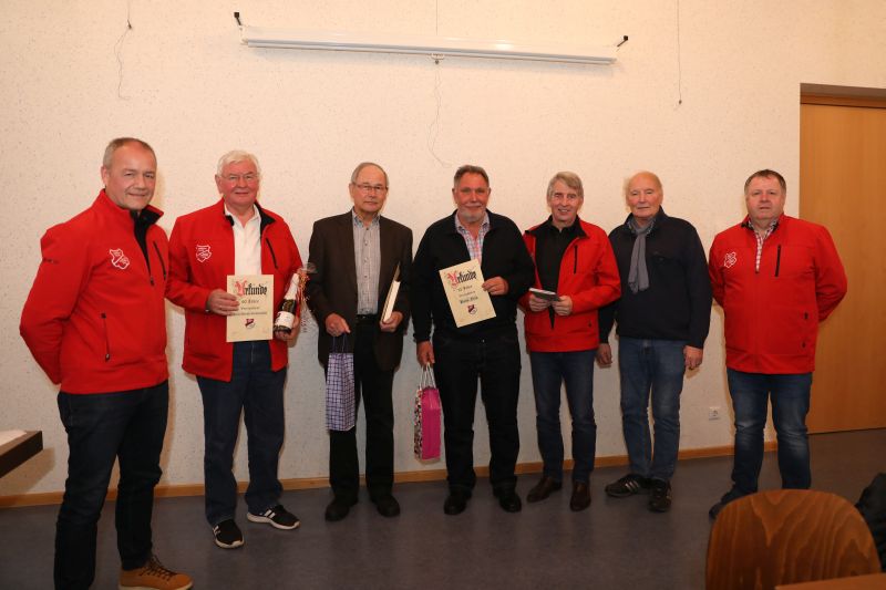 Roger Perne (links) und Uwe Quirmbach (rechts) (von links) Hans-Werner Reifenscheidt, Otto Stahlhofen, Hans Fein, Norbert Hisgen und Otto Ferdinand. Foto: SF Eisbachtal