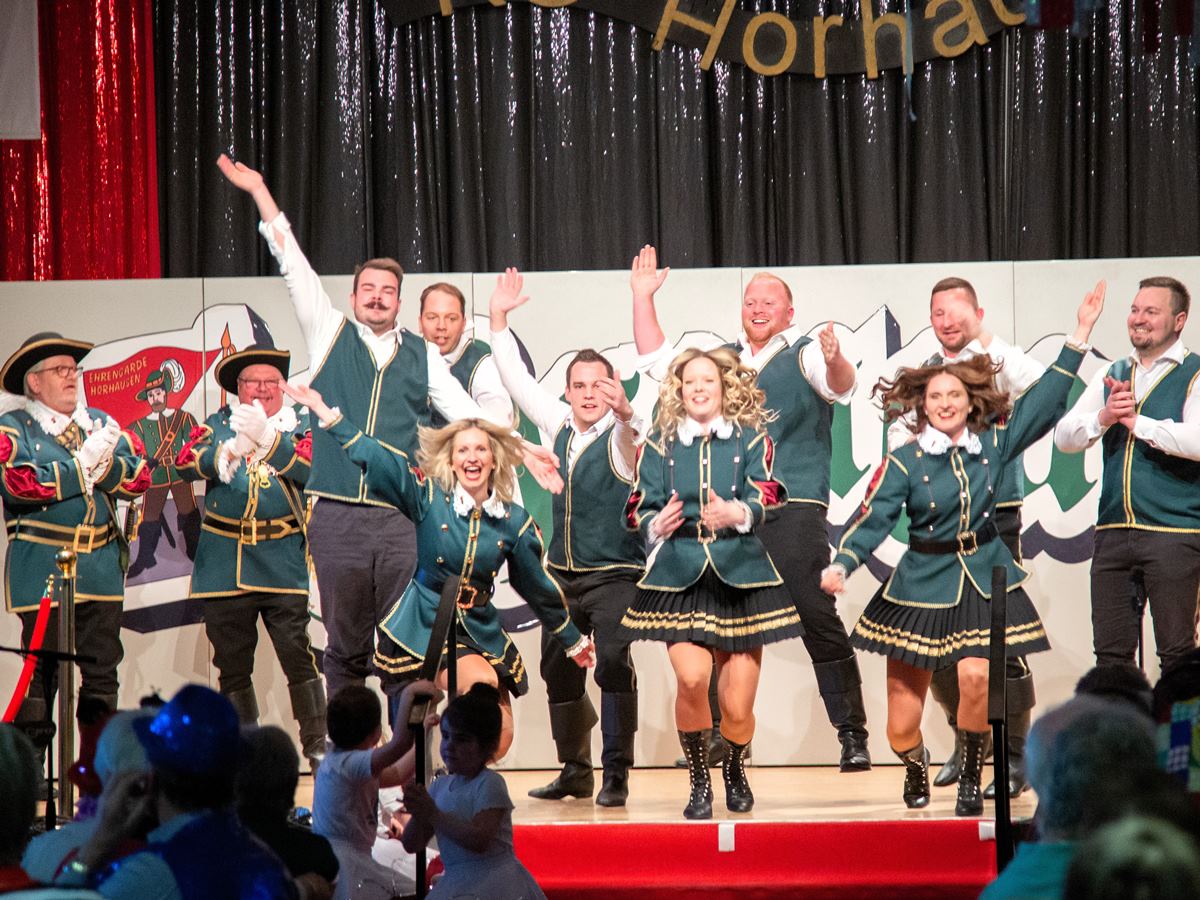 Die Ehrengarde der KG Horhausen f�hrte zu Ehren der Senioren einen flotten Tanz auf. (Foto: Kalli Voss)