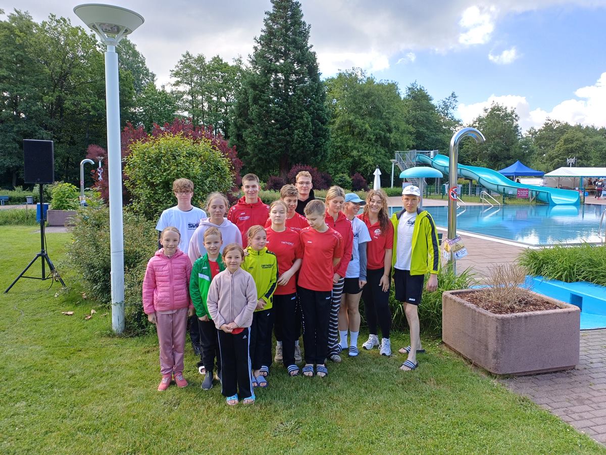 Die erfolgreichen Athleten nach dem Schwimmfest in Herschbach. (Foto: Verein)