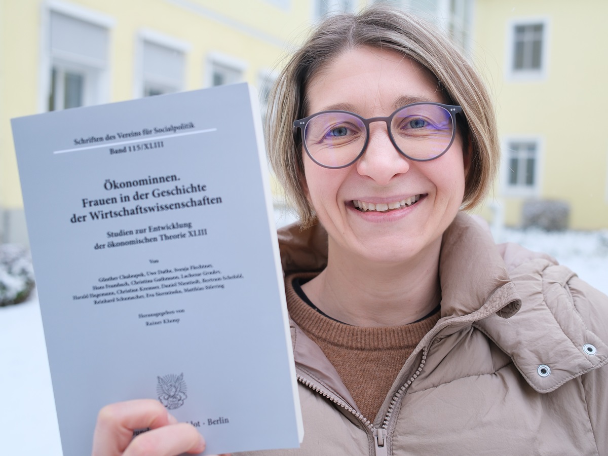 Jun.-Prof. Dr. Svenja Flechtner forschte zur �konomin Charlotte Leubuscher, nach der ein Geb�ude am Campus Unteres Schloss benannt ist. (Foto: Uni Siegen)