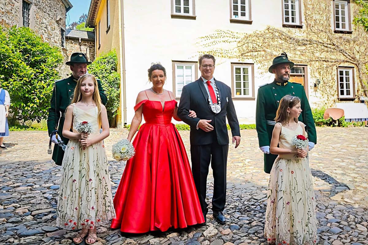 Schtzenfest in Schnstein - Die Sonne brannte am Sonntag vom fast wolkenlosen Himmel