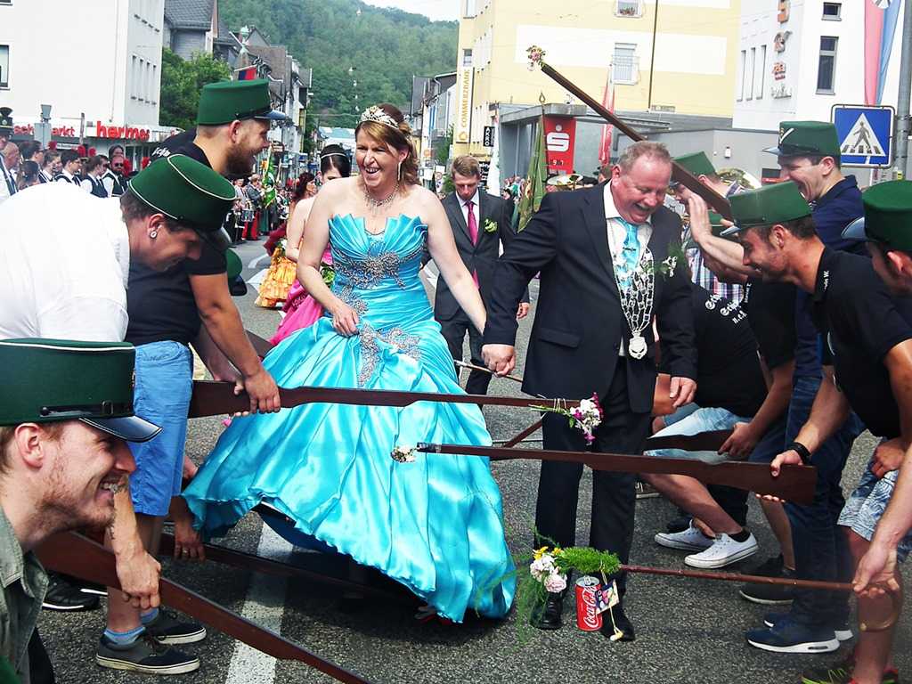 Das Knigspaar musste erst einige Hrden nehmen, bevor es zum Feiern ins Festzelt ging. Fotos: Regina Steinhauer 