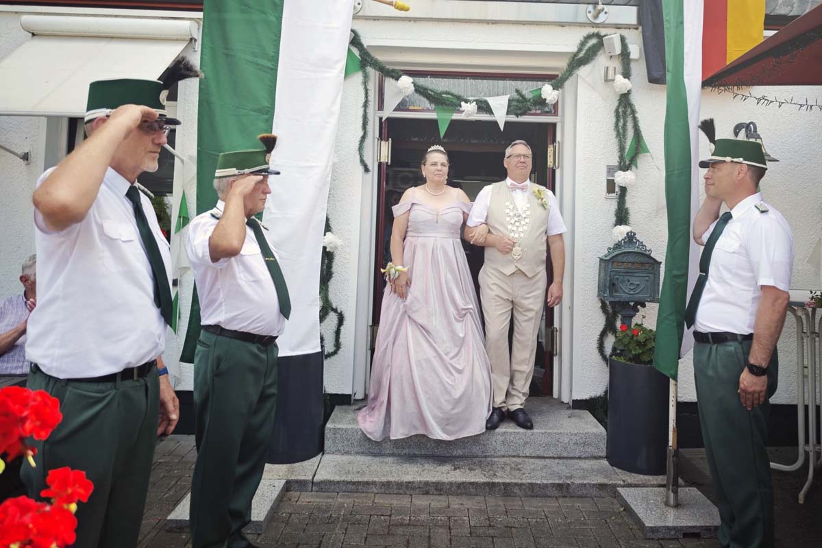 F�r jedes K�nigspaar ist der eigene Festzug ein wichtiger Moment - K�nigin Nicki und K�nig Danny I. wurden abgeholt. (Fotos: kk�)