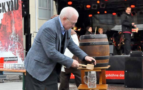 Der scheidende Stadtbrgermeister Heijo Hfer erffnete das Stadtfest. (Foto: kk)