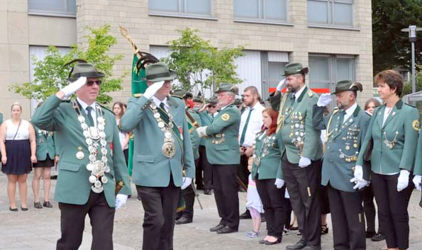 Schtzenknig Gero I. (rechts) und Schtzenmeister Christoph Rttgen schreiten die Front ab. (Foto: kk)