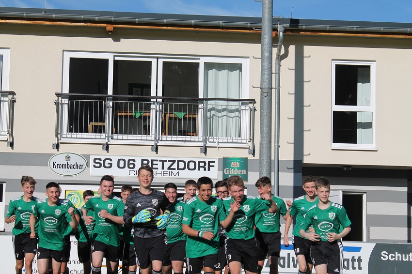 Die B-Jugend der SG 06 kann es kaum erwarten, zum Relegationsspiel auf den Platz zu strmen. (Foto: Verein)