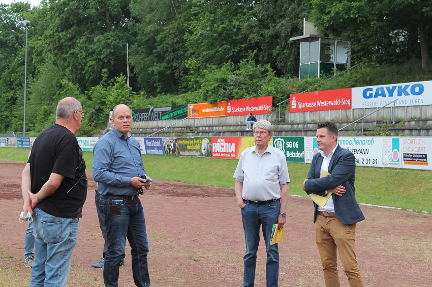 Von links nach rechts Karl-Heinz Mohr (SPD), SG-.Vors. Timo Unkel Werner Hollmann (CDU) Stadtbrgermeister Benjamin Geldsetzer (Foto: SG 06 Betzdorf)