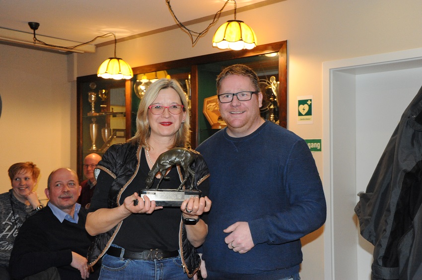 Schtzenmeister Jens Gibhardt (re.) berreicht Beate Oster den Pokal. (Foto: kk)