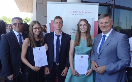 Nachwuchskrfte der SGD Nord mit dem Abschluss Bachelor of Arts, Studienfachrichtung Verwaltung. (v.l.n.r.) Oliver Khler (Ausbildungsbeauftragter SGD Nord), Simone Bowe, Philipp Schller, Melanie Hild, Dr. Ulrich Kleemann (Prsident der SGD Nord) (Foto: SGD Nord)
