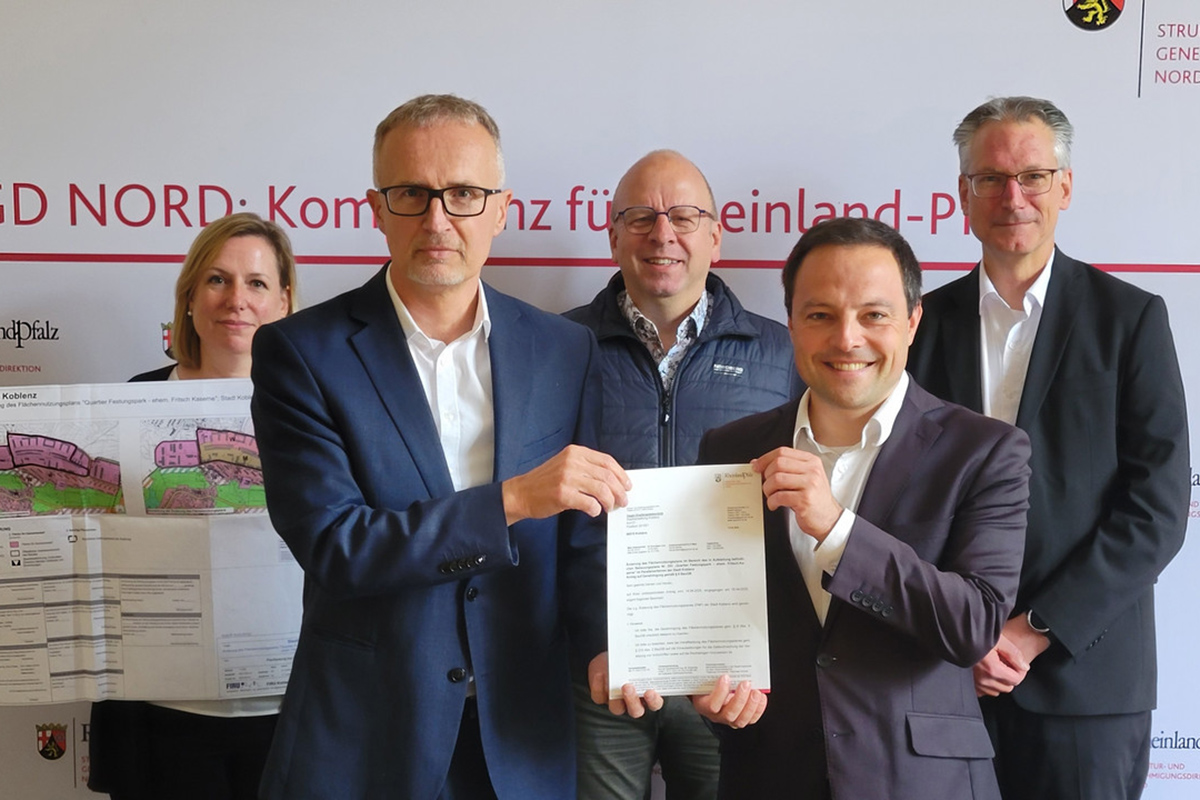 SGD-Nord-Vizeprsident Prof. Dr. Martin Kaschny (vorne links) berreicht Prof. Dr. Andreas Lukas, Baudezernent der Stadt Koblenz, offiziell die Genehmigung. Mit dabei (v.l.n.r): Nicole Wenke, Sachbearbeiterin fr Bauwesen und Stdtebau bei der SGD Nord, Frank Hastenteufel, Leiter des Referats fr Bauwesen bei der SGD Nord, und Adrian Jukic, Leiter des Koblenzer Bros der BPD Immobilienentwicklung GmbH. Foto: SGD Nord / Marc Thielen