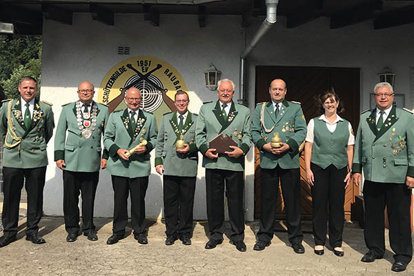 1. Vorsitzender Sascha Vohl, amtierender Schtzenknig Hans-Jrg Hoffmann, Bernd Haberscheidt, Bjrn Mller, Dieter Krfer, Markus Kohl, Karina Dreser, Ehrenvorsitzender Erwin Hoffmann. Foto: privat