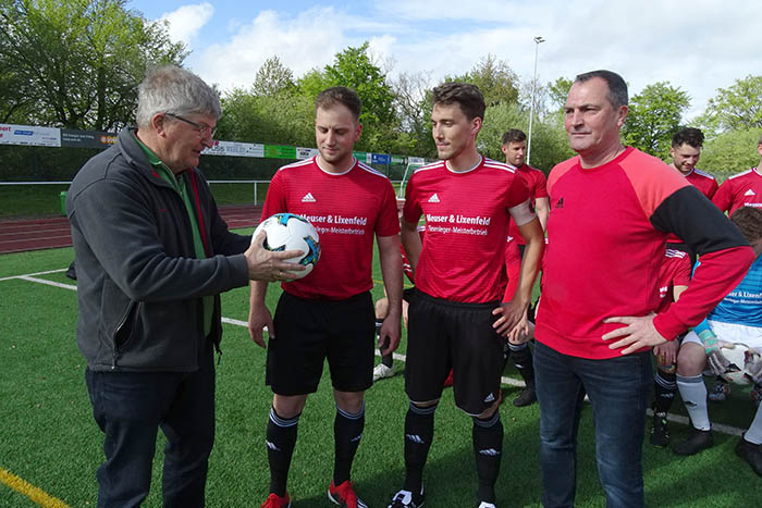 Das Gratulationsfoto: (v.l.) Einen Fuball zur Meisterschaft der SG R /I/S berreichte Wolfgang Hrter (Staffelleiter Kreisliga A WW/S) an Pascal Heene (Spielertrainer), Marius Herkersdorf (Mannschaftskapitn), Patrik Heene (1. Vorsitzender FV Rennerod). Fotos: Willi Simon
