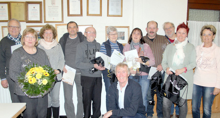 Es gab zahlreiche Ehrungen bei der SG Westerwald: (von links) Gnter Rdder, Christine Bamberger, Ursula Rosenthal, Louis Gomez, Herbert Leyendecker, Anneliese Schneider, Sabine und Thomas Schneider, Peter Pltz, Helga Reifenrath und die stellvertretende Vorsitzende Ruth Schnell. Vorne:  Vorsitzender Willi Philipp. (Foto: Verein)