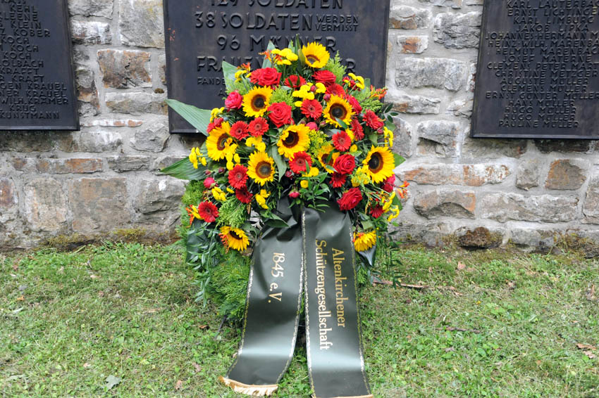 Der Kranz der Altenkirchener Schtzen am Ehrenmal (Fotos: kk)