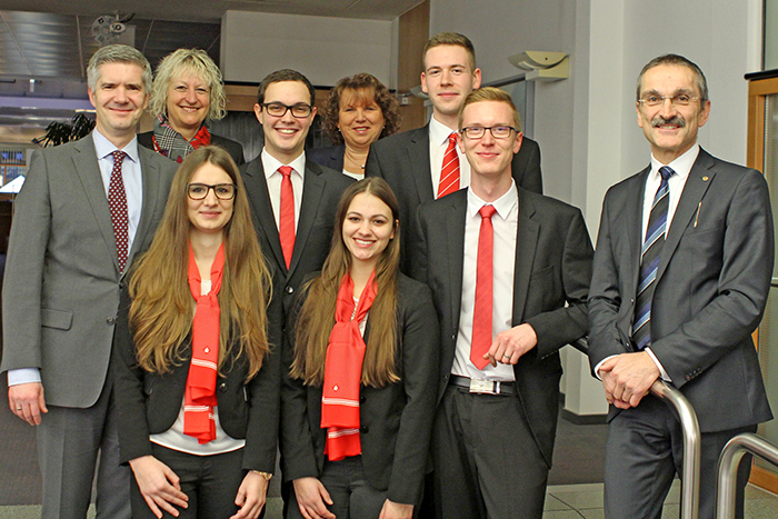 Zum erfolgreichen Abschluss gratulierten der Vorstand Dr. Hermann-Josef Richard (1. v. r.), und Thomas Paffenholz (1. v. l.) sowie Ausbildungsleiterin Rita Gonschior (5. v. l.) und Jutta Damen (2. v. l.) den jungen Bankkaufleuten (v. l. n. r.): Kathrin Marth, Felix Reck, Jasmin Hnerfeld, Marc Phillip Siefer, Matthias Hombeul. Foto: Sparkasse